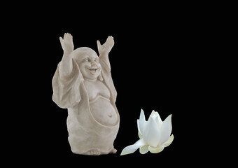 Lachender Buddha mit Lotusblüte, schwarzer Hintergrund