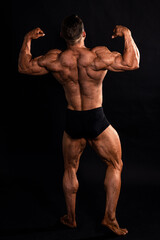 Fototapeta na wymiar Gesunder junger Mann mit einem sehr Muskulösen Körper beim posieren