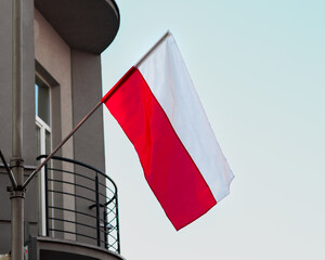 Polska flaga na maszcie, biało-czerwona flaga, Polska, 11 listopada, 3 maja,  święto narodowe - obrazy, fototapety, plakaty