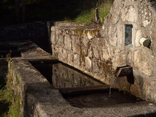 Altes Mauerwerk aus Bruchstein und Moertel kenneichnen die Ortschaft Vilarino Dos Palleiros in der Provinz Ourense. Es gibt einige Wohnhaeuser, Schuppen  und einen Brunnen.