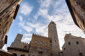 Geschlechtertürme in San Gimignano, Toskana,  bei Himmel und Wolken mit Sonnenschien