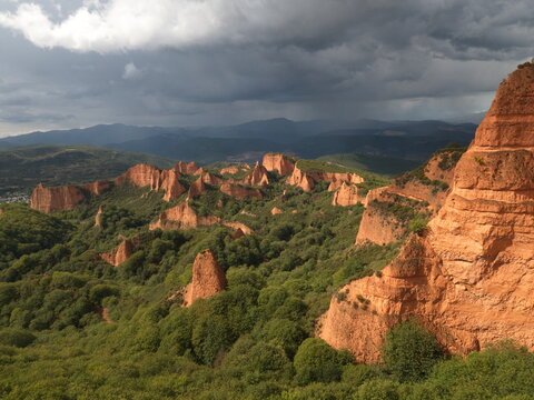 Die Las Medulas in der Naehe der spanischen Stadt Ponferrada waren die wichtigste Goldmine des Roemischen Reiches. Die Kulturlandschaft Las Medulas gehoert seit 1997 zum UNESCO Welterbe.