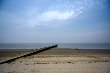 Fototapeta na wymiar Strand in Borkum mit Buhne