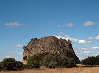 Fototapeta na wymiar Pena Gorda, ein etwa 40 Meter hoher Granit- bzw. Syenitfelsen, ist die Hauptattraktion des Gebiets um die nordspanische Kleinstadt La Pena.