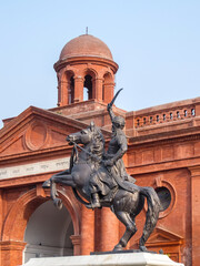 Obraz premium Amritsar, India. View of statue in front of Pandit Moti Lal Nehru Municipal Library in Amritsar.