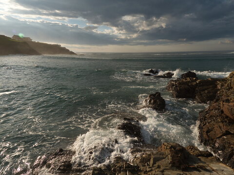 Strand der nordspanischen Stadt Tapia de Casariego in Asturien