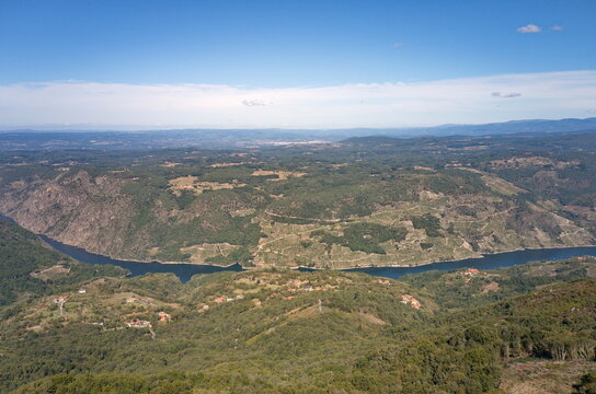 Das Tal des Sil und die Huegellandschaft von Galicien.