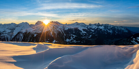 Winter - Sonnenuntergang in den verschneiten Alpen