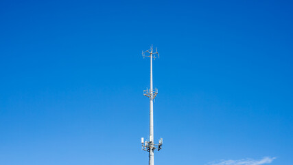 Torre de telecomunicaciones con antena de red celular 5G sobre fondo de zona industrial