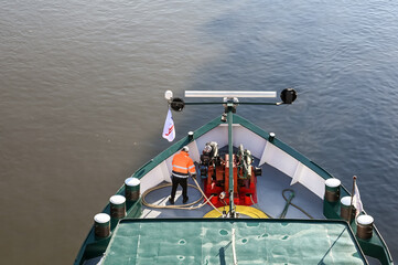 batelier navire peniche transport maritime canal industrie bateau corde