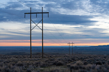 Obraz premium Powerlines stretching into the distance