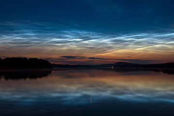 Obraz premium Noctilucent clouds and Perseid meteor at night sky