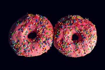 Donas con baño de frutilla y grajeas de colores