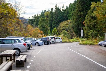 入善町、黒部宇奈月温泉や白馬岳を眺められる富山県入善町の負釣山を紅葉の時期に登山する風景 A view of climbing Mt.Oiturushiyama in Nyuzen-cho, Toyama Prefecture, with views of Kurobe Unazuki Onsen and Mt.Shirouma-dake, during the season of autumn