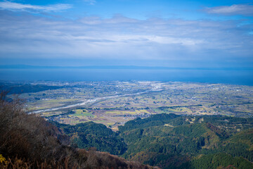 入善町、黒部宇奈月温泉や白馬岳を眺められる富山県入善町の負釣山を紅葉の時期に登山する風景 A view of climbing Mt.Oiturushiyama in Nyuzen-cho, Toyama Prefecture, with views of Kurobe Unazuki Onsen and Mt.Shirouma-dake, during the season of autumn