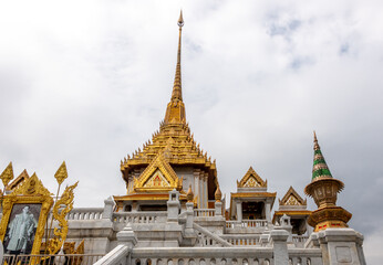 Fototapeta premium Landmark Wat Traimit Buddhist Temple in Chinatown in Bangkok