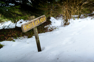Sur le sentier enneigé vers La Roche d'Ajoux, Beaujolais, France