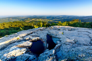 Premières lueurs matinales sur le rocher, La Roche d'Ajoux, Beaujolais, France