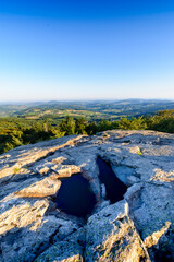 Premi&egrave;res lueurs matinales sur le rocher, La Roche d'Ajoux, Beaujolais, France