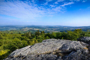 Fototapeta na wymiar Vue panoramique depuis la Roche d'Ajoux, Beaujolais