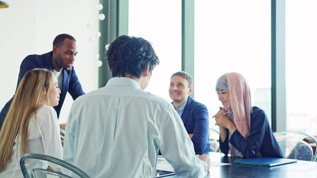 ミーティングする人々　グローバルビジネス　スローモーション　サークルショット 