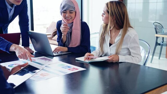 ミーティングする人々　グローバルビジネス　スローモーション　サークルショット 