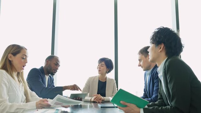 インターナショナルな会議に参加する日本人女性　グローバルビジネス　英会話スクール