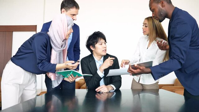 外国人に話しかけられて混乱する日本人男性　英語が苦手な男性　英会話スクール