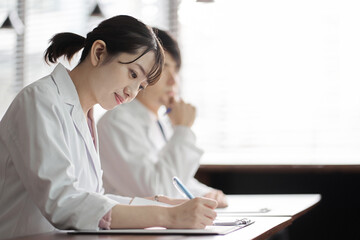 セミナーを受講する医療関係者