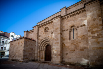 Fototapeta na wymiar iglesia románica de Zamora en el casco histórico, España