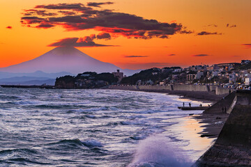 七里ヶ浜から見た吊るし雲と富士山