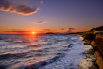 七里ヶ浜からみた富士山と吊るし雲