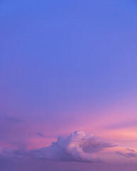 Prachtig uitzicht op de lucht met wolken bij zonsopgang. Gedeeltelijk bewolkt. Kleurrijke zonsondergang. Natuurlijke hemelachtergrondtextuur, mooie kleur.