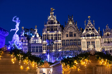 Traditionele kerstmarkt in Europa, Antwerpen, België. Belangrijkste stadsplein met versierde boom en verlichting. Kerstbeurs concept