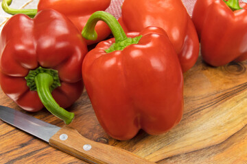 poivrons rouges mûrs sur fond de bois