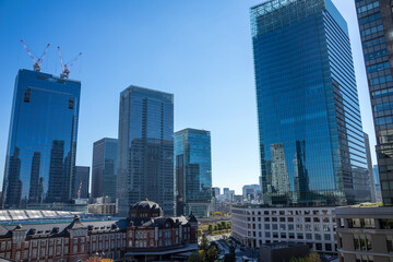 東京駅と周辺のビル群の風景