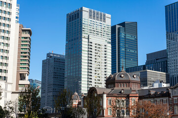 Fototapeta na wymiar 東京駅と周辺のビル群の風景
