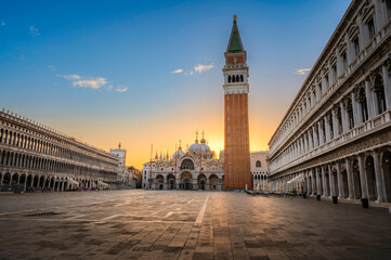 Fototapeta premium St. Mark's Square and Basilica during Sunrise in Venice, Italy.