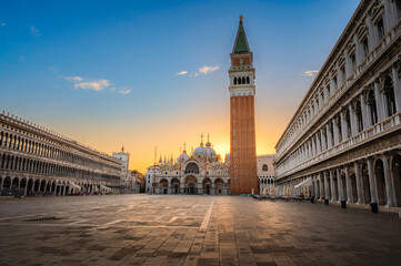 Obraz na płótnie Canvas St. Mark's Square and Basilica during Sunrise in Venice, Italy.