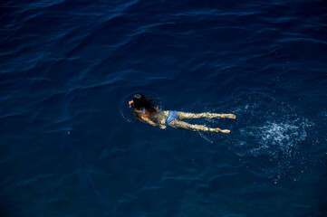Laguna młoda kobieta nurkuje w lazurowej wodzie