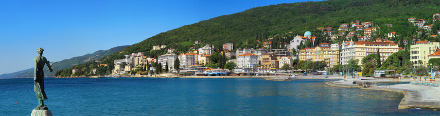 Fototapeta premium Blick auf Opatija, Seebad an der Kvarner-Bucht, Halbinsel Istrien, Kroatien, Europa, Panorama