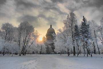 Fototapeta na wymiar View of St. Isaac's Cathedral in winter