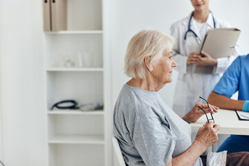 Obraz premium elderly woman hospital examination in the medical office