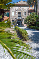 Siena. Orto Botanico. Foglia di palma con Palazzina delle conchiglie
