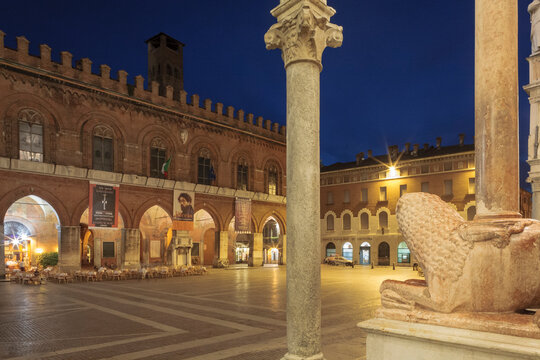 Cremona, Lombardia. Piazza del Comune dal protiro della Cattedrale di notte
