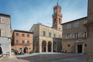 Pienza, Siena. Piazza Pio II con il Palazzo Vescovile e il Pozzo di Rossellino.