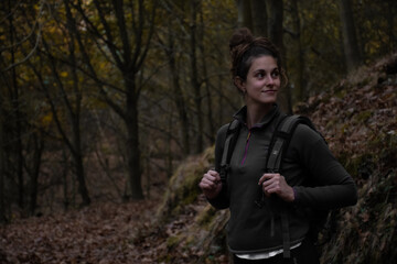 Fototapeta premium joven una tarde de otoño en la montaña