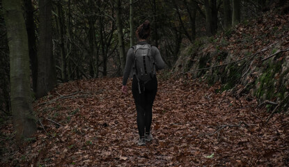 joven una tarde de otoño en la montaña