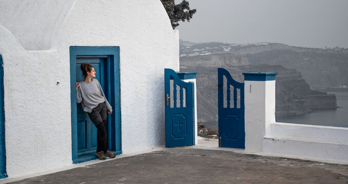 chica junto a puertas azules
