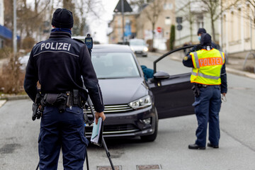 Geschwindigkeitskontrolle Polizei Bu&szlig;geld Laserpistole